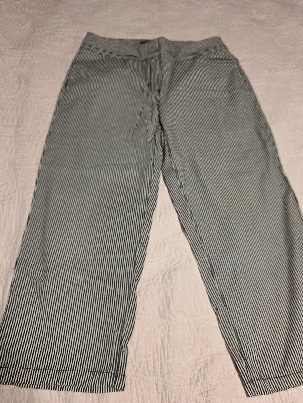 Rafaella Black & White Pinstripe Cropped Pants Size 8 - Picture 4 of 6